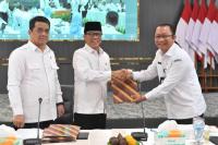Mendes PDT Yandri Susanto bersama Wamendes PDT Ahmad Riza Patria usai raker Kementerian Desa PDT (Foto: Humas Kemendes PDT)