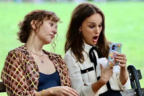 Natalie Portman dan Rashida Jones di lokasi syuting Good Sex. (FOTO: BACKGRID) 