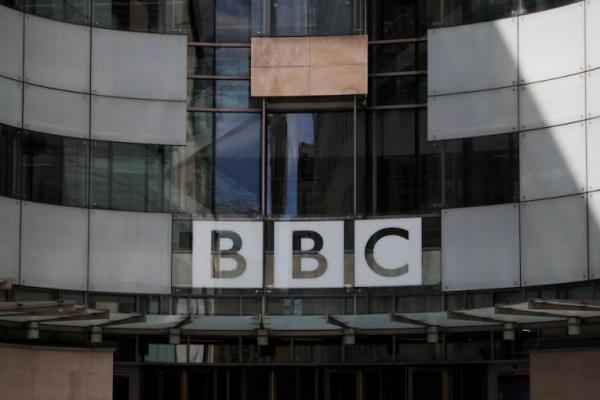 Logo BBC terpampang di atas pintu masuk kantor pusat BBC di London, Inggris, 10 Juli 2023. REUTERS 