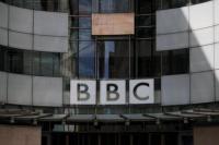 Logo BBC terpampang di atas pintu masuk kantor pusat BBC di London, Inggris, 10 Juli 2023. REUTERS
