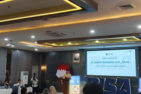 Menteri Desa dan Pembangunan Daerah Tertinggal, Yandri Susanto saat memberikan sambutan dan arahan pada acara pameran inovasi ekonomi biru yang digelar bersama program BISA di Jakarta (Foto: Vaza/Katakini) 