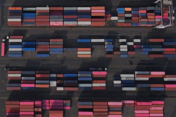 Tampilan drone menunjukkan tumpukan kontainer di Pelabuhan Tanjung Priok di Jakarta, Indonesia, 10 Juli 2025. REUTERS 