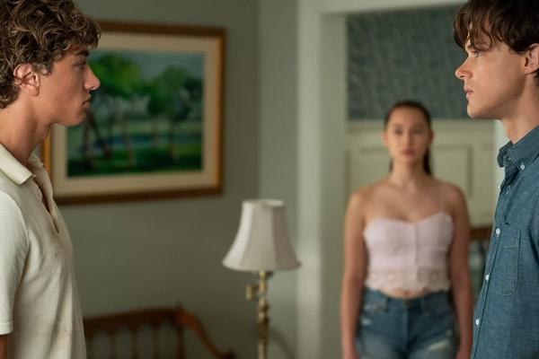 Gavin Casalegno, Lola Tung dan Christopher Briney dalam serial komedi romantis The Summer I Turned Pretty. (FOTO: PRIME VIDEO) 