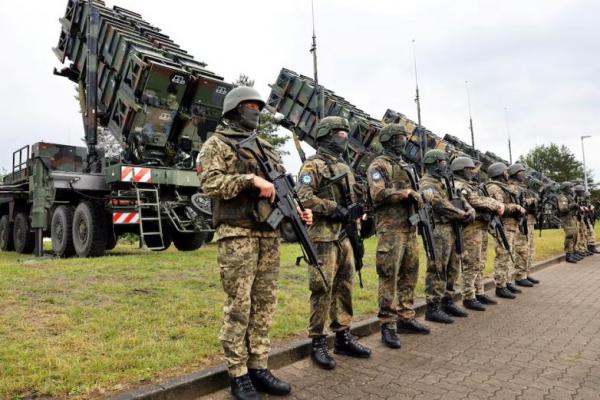 Tentara berdiri saat kunjungan Presiden Ukraina Volodymyr Zelenskiy ke area pelatihan militer di lokasi yang dirahasiakan, di Jerman, 11 Juni 2024. Foto via REUTERS 