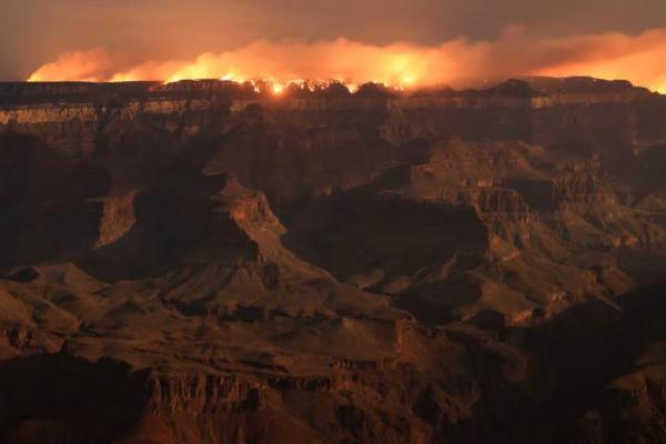 Kebakaran Dragon Bravo membakar tepi utara seperti yang terlihat dari Mather Point di tepi selatan Grand Canyon, Arizona, AS, 15 Juli 2025. REUTERS 