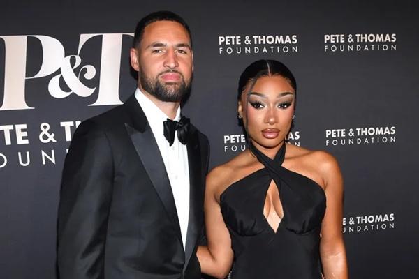 Megan Thee Stallion dan Klay Thompson Tampil Perdana di Karpet Merah. (FOTO: GETTY IMAGE) 