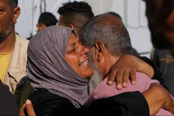 Orang-orang berduka atas warga Palestina yang tewas dalam insiden pada hari Rabu saat mencari bantuan di Khan Younis, di rumah sakit Nasser, Jalur Gaza selatan, 16 Juli 2025. REUTERS 