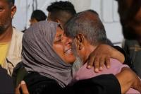 Orang-orang berduka atas warga Palestina yang tewas dalam insiden pada hari Rabu saat mencari bantuan di Khan Younis, di rumah sakit Nasser, Jalur Gaza selatan, 16 Juli 2025. REUTERS
