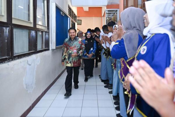 Irjen Kemendikdasmen, Faisal Syahrul melakukan pemantauan langsung pelaksanaan Masa Pengenalan Lingkungan Satuan Pendidikan (MPLS) Ramah, di SMK Negeri 3 Semarang, Jawa Tengah, Kamis (Foto: Ist/Kemendikdasmen) 