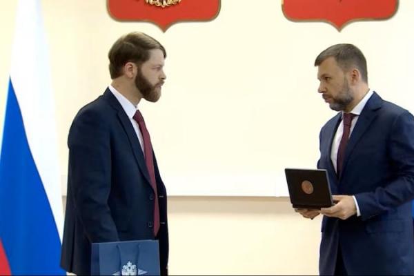 Daniel Martindale, warga negara AS yang membantu Rusia dari dalam Ukraina, setelah menerima paspor Rusia, di Moskow, Rusia, dalam tangkapan layar video yang dirilis 15 Juli 2025. Handout via REUTERS 