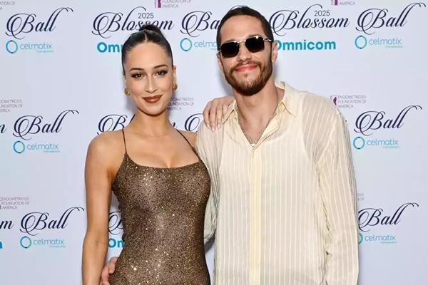 Elsie Hewitt dan Pete Davidson di Blossom Ball tahunan ke-13 di New York City pada bulan Mei 2025. (FOTO: GETTY IMAGE) 