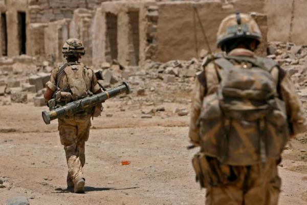 Tentara Inggris berpatroli di lembah Sangin, di provinsi selatan Helmand, 9 Juni 2007. REUTERS 
