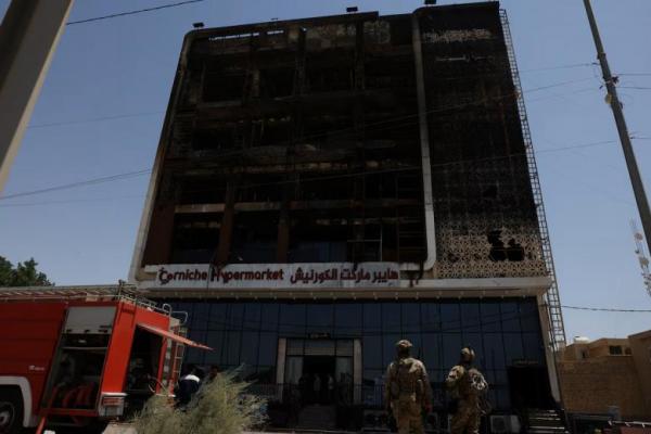 Sebuah truk pemadam kebakaran berdiri di samping reruntuhan pusat perbelanjaan lima lantai, di al-Kut, provinsi Wasit, Irak, 17 Juli 2025. REUTERS 