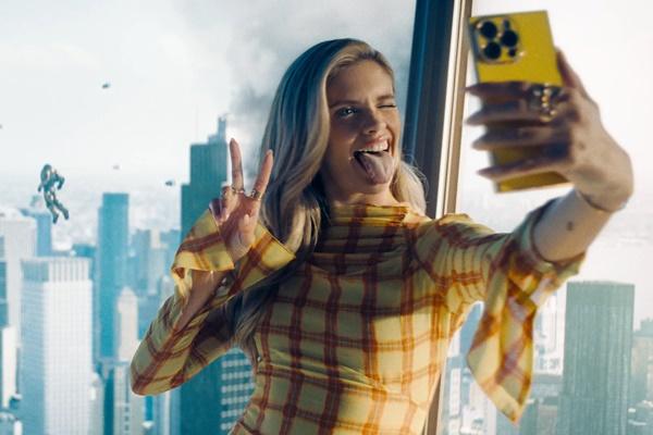 Sara Sampaio dalam film Superman. (FOTO: WARNER BROS.) 