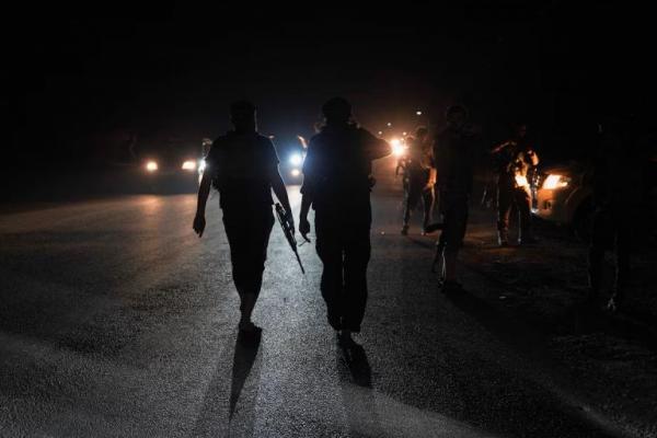 Anggota pasukan keamanan Suriah berjalan di jalan di pedesaan Sweida, yang mayoritas penduduknya beragama Druze, Suriah, 16 Juli 2025. REUTERS 