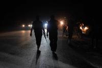 Anggota pasukan keamanan Suriah berjalan di jalan di pedesaan Sweida, yang mayoritas penduduknya beragama Druze, Suriah, 16 Juli 2025. REUTERS