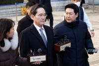 Ketua Samsung Electronics Jay Y. Lee meninggalkan pengadilan di Seoul, Korea Selatan, 3 Februari 2025. REUTERS