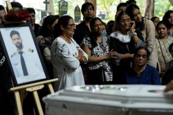 Teman dan anggota keluarga berduka di dekat peti jenazah Kopilot Clive Kunder, usai pesawat Boeing 787-8 Dreamliner AIR India jatuh di Ahmedabad, Mumbai, India, 19 Juni 2025. REUTERS 
