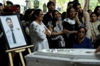 Teman dan anggota keluarga berduka di dekat peti jenazah Kopilot Clive Kunder, usai pesawat Boeing 787-8 Dreamliner AIR India jatuh di Ahmedabad, Mumbai, India, 19 Juni 2025. REUTERS