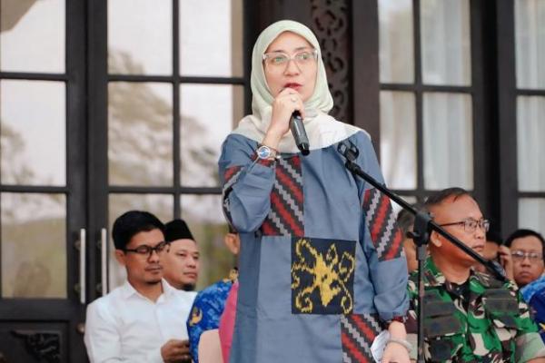 Direktur Distribusi dan Cadangan Pangan NFA, Rachmi Widiriani dalam monitoring lapangan di Kota Pontianak, Kalimantan Barat, pada Kamis (17/7/2025).(foto:NFA) 