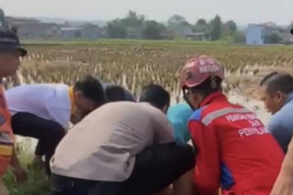 Petugas gabungan mengevakuasi jasad korban bunuh diri setelah melompat dari atas tower setinggi 70 meter di Desa Jamali, Kecamatan Mande, Cianjur, Jawa Barat (Foto: Dok. ANTARA) 