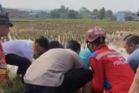 Petugas gabungan mengevakuasi jasad korban bunuh diri setelah melompat dari atas tower setinggi 70 meter di Desa Jamali, Kecamatan Mande, Cianjur, Jawa Barat (Foto: Dok. ANTARA)