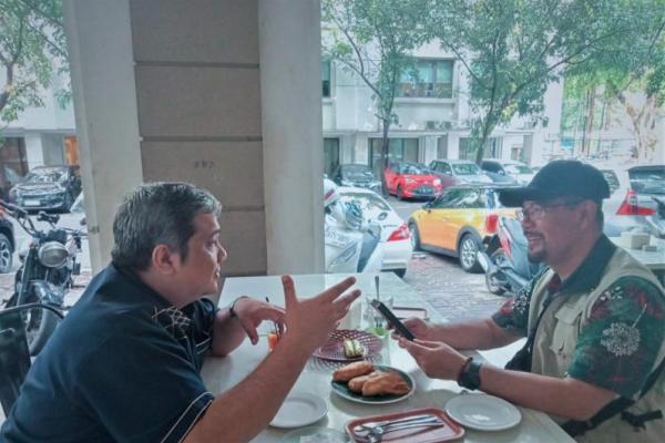 Pengamat komunikasi politik Frans Immanuel Saragih (kiri). Foto: katakini 