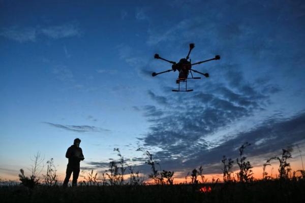 Seorang prajurit dari Batalyon Polisi Khusus meluncurkan drone tempur Vampir yang terbang di atas posisi pasukan Rusia, di wilayah Zaporizhzhia, Ukraina, 29 April 2025. REUTERS 