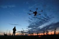 Seorang prajurit dari Batalyon Polisi Khusus meluncurkan drone tempur Vampir yang terbang di atas posisi pasukan Rusia, di wilayah Zaporizhzhia, Ukraina, 29 April 2025. REUTERS