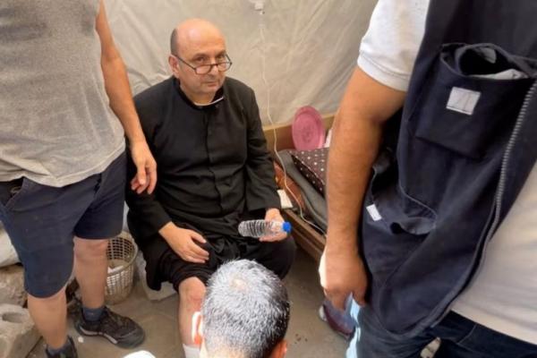 Pastor Paroki Gereja Keluarga Kudus, Pastor Gabriele Romanelli, menerima perawatan medis di Rumah Sakit Al-Ahli Arab di Kota Gaza, 17 Juli 2025. REUTERS 