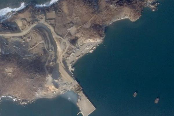Citra satelit menunjukkan dermaga maritim yang tampak sedang dibangun di Stasiun Peluncuran Satelit Sohae, di Cholsan, Provinsi Pyongan Utara, Korea Utara, 24 Desember 2024. Handout via REUTERS 