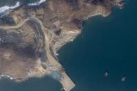 Citra satelit menunjukkan dermaga maritim yang tampak sedang dibangun di Stasiun Peluncuran Satelit Sohae, di Cholsan, Provinsi Pyongan Utara, Korea Utara, 24 Desember 2024. Handout via REUTERS
