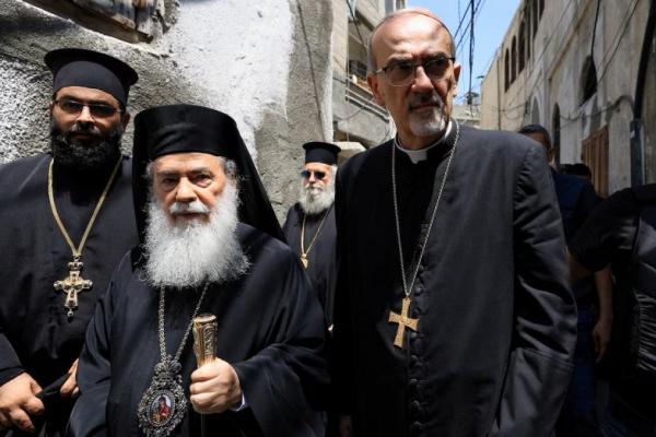 Patriark Latin Yerusalem, Uskup Agung Pierbattista Pizzaballa, dan Patriark Ortodoks Yunani Yerusalem, Theophilos III, mengunjungi Gereja Ortodoks Yunani Santo Porphyrius, di Kota Gaza, 18 Juli 2025. REUTERS 