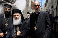 Patriark Latin Yerusalem, Uskup Agung Pierbattista Pizzaballa, dan Patriark Ortodoks Yunani Yerusalem, Theophilos III, mengunjungi Gereja Ortodoks Yunani Santo Porphyrius, di Kota Gaza, 18 Juli 2025. REUTERS