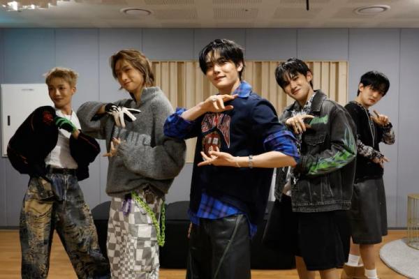 Anggota boy band K-pop 1VERSE, termasuk Hyuk dan Seok yang membelot dari Korea Utara, serta Aito, Nathan, dan Kenny, menampilkan singel baru mereka di depan kamera di Seoul, Korea Selatan, 21 Mei 2025. REUTERS 