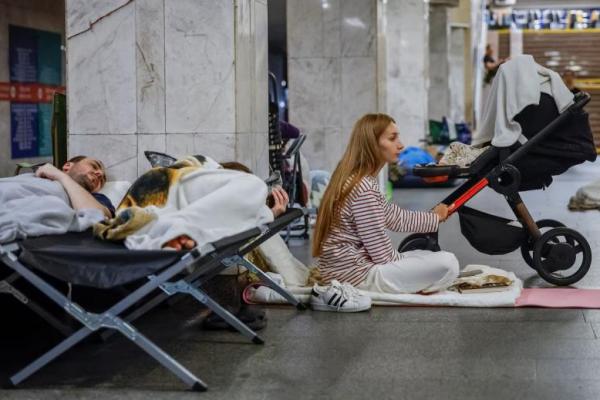 Daria Slavytska, 27, berlindung di dalam stasiun metro bersama putranya yang berusia 2 tahun, di Kyiv, Ukraina, 9 Juli 2025. REUTERS 