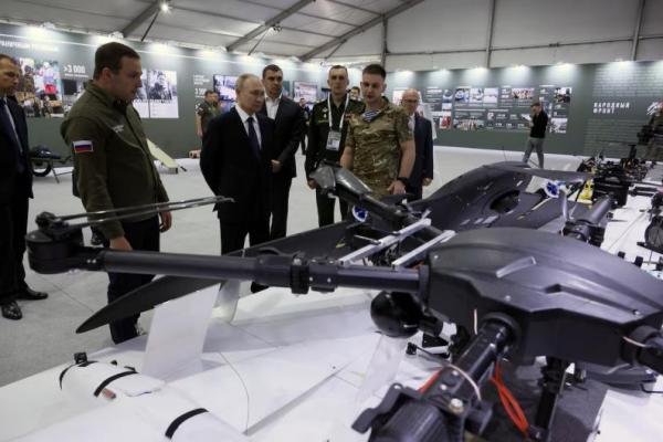 Presiden Rusia Vladimir Putin mengunjungi pameran perangkat keras militer di Moskow, Rusia, 6 Juli 2025. Sputnik via REUTERS 