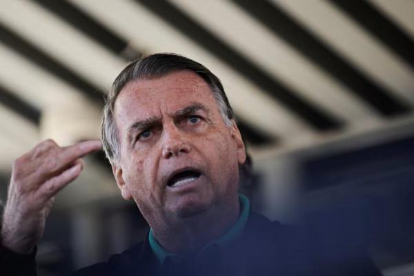 Mantan Presiden Brasil Jair Bolsonaro berbicara kepada media di Senat Federal di Brasilia, Brasil, 17 Juli 2025. REUTERS 