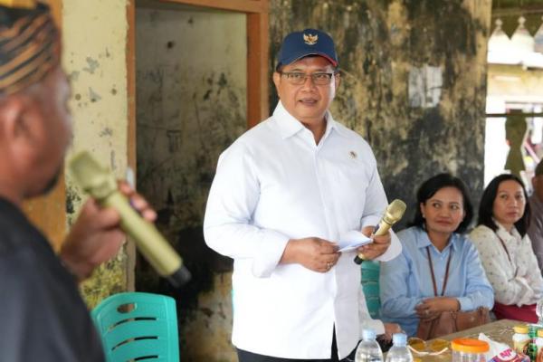 Wamentrans Viva Yoga Mauladi saat melakukan kunjungan kerja ke Kabupaten Halmahera Selatan, Provinsi Maluku Utara (Foto: Humas Kementrans) 