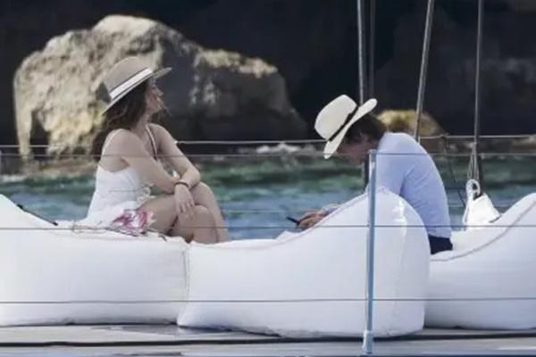 Tom Cruise dan Ana de Armas baru-baru ini terlihat menikmati perjalanan liburan kapal pesiar pribadi di Spanyol. (FOTO: BACKGRID) 