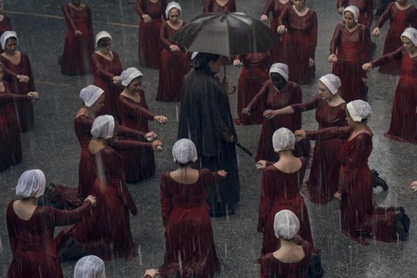 The Handmaid`s Tale Season 2 Episode 1 `June`. (FOTO: HULU) 