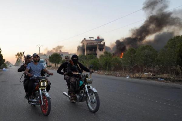 Pejuang Badui mengendarai sepeda motor di sepanjang jalan, di Provinsi Sweida, Suriah, 18 Juli 2025. REUTERS 