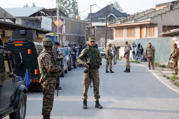 Personel pasukan keamanan India berjaga di dekat lokasi jatuhnya jet tempur di Wuyan, distrik Pulwama, Kashmir yang dikelola India, 7 Mei 2025. REUTERS 