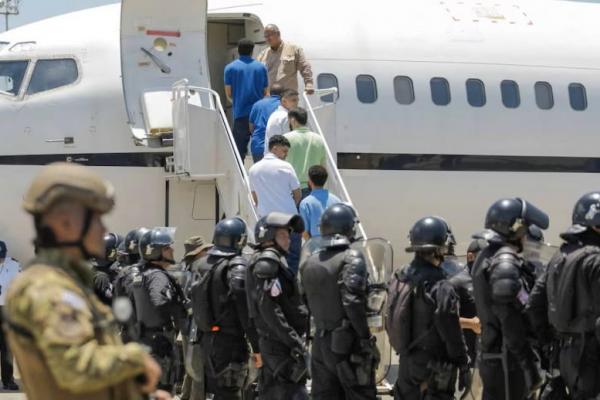 Tahanan Venezuela terlihat dipulangkan dalam pertukaran tahanan dengan warga Amerika yang ditahan di Venezuela, di San Luis Talpa, El Salvador, 18 Juli 2025. Handout via REUTERS 