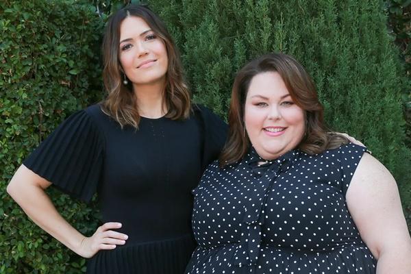 Mandy Moore (kiri) dan Chrissy Metz menghadiri acara Brunch Tahunan The Rape Foundation pada tanggal 8 Oktober 2017 di Los Angeles, California. (FOTO: GETTY IMAGE) 