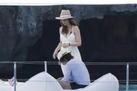 Tom Cruise dan Ana de Armas baru-baru ini terlihat menikmati perjalanan liburan kapal pesiar pribadi di Spanyol. (FOTO: BACKGRID)