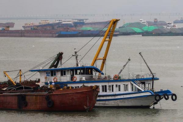 Sebuah kapal wisata berwarna putih yang terbalik dalam kecelakaan yang menewaskan puluhan orang, ditarik ke pelabuhan di Teluk Halong, Provinsi Quang Ninh, Vietnam, 20 Juli 2025. REUTERS 