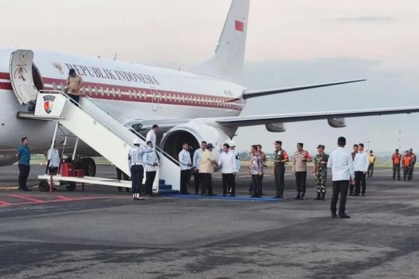 Kedatangan Presiden Prabowo Subianto di Lapangan Udara (Lanud) Adi Soemarmo untuk menghadiri penutupan Kongres Partai Solidaritas Indonesia yang disambut oleh Wapres Gibran Rakabuming Raka (Foto: ANTARA/Mentari Dwi Gayati) 