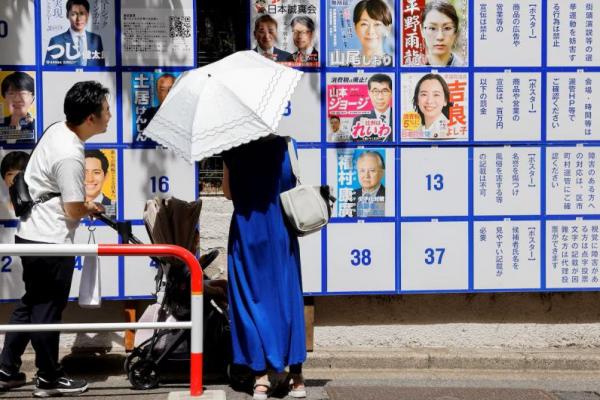 Para pemilih mengamati poster kandidat untuk pemilihan Majelis Tinggi di luar sebuah tempat pemungutan suara di Tokyo, Jepang, 20 Juli 2025. REUTERS 