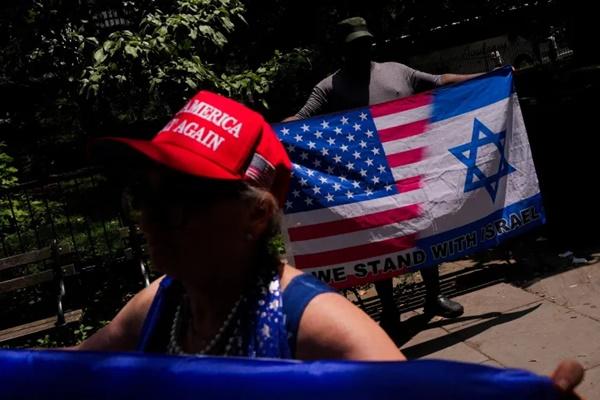 Demonstran pro-Israel mengibarkan bendera Amerika-Israel di Kota New York. (FOTO: REUTERS) 